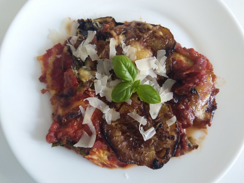 Vinete la cuptor, cu cașcaval și sos de roșii