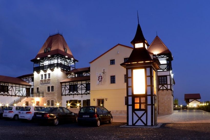 Castel Royal Moșnița: castelul în stil bavarez în care se face bere artizanală