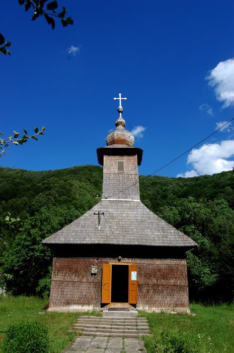 biserica de lemn poieni pietroasa 